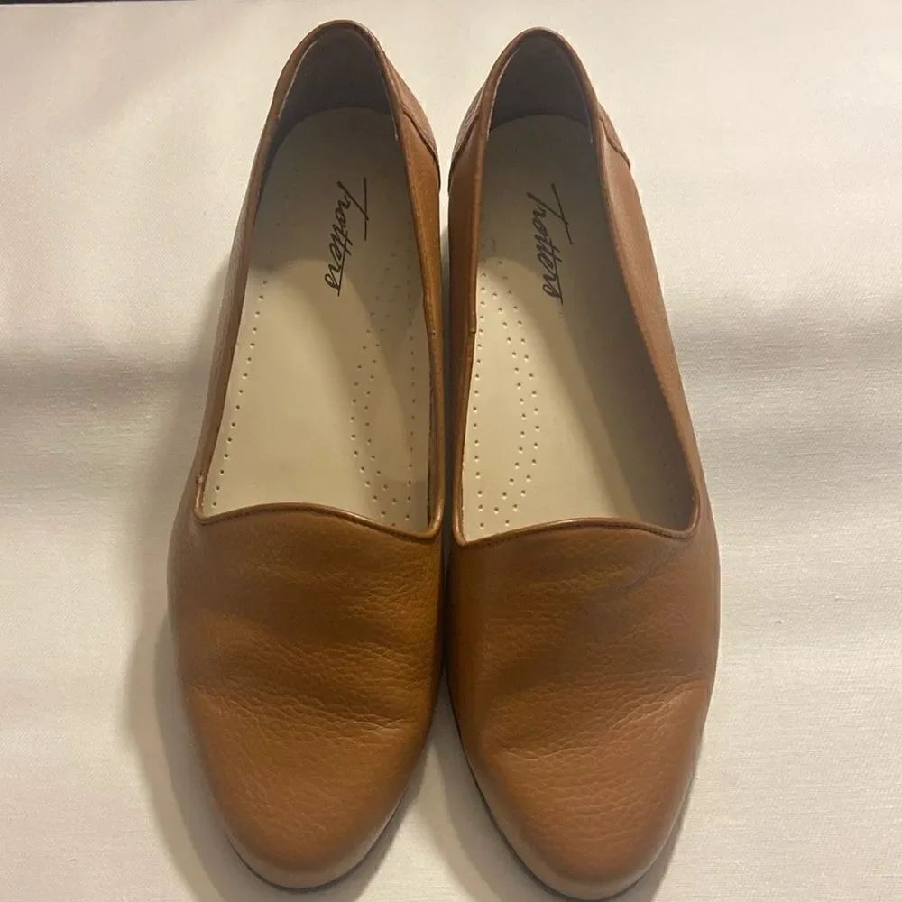 Trotters brown leather rounded toe loafers size 8.5W